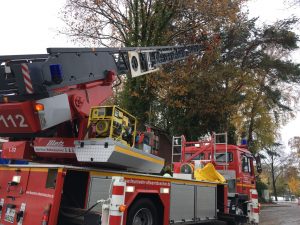 Burgwedel - Baum droht zu stürzen