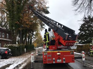 Burgwedel - Baum droht zu stürzen