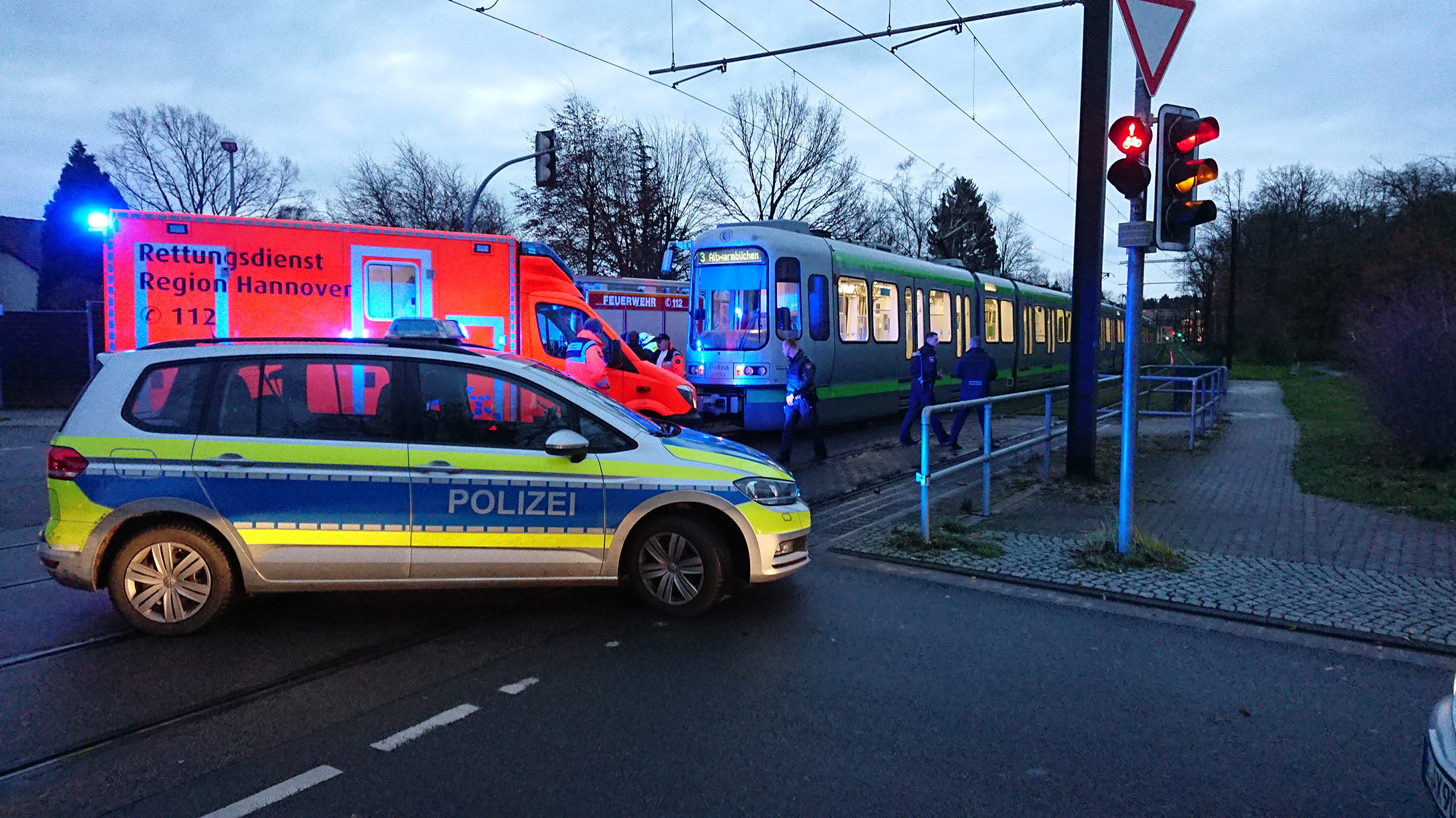 Kind unter Stadtbahn Altwarmbüchen